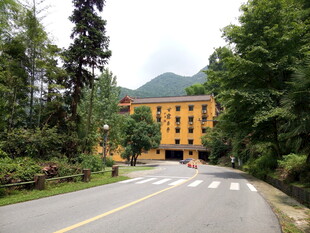 山林间的黄色建筑道路景观