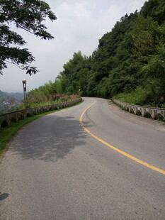 蜿蜒山间公路风景