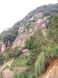 陡峭山峦覆盖茂密植被