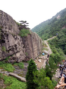 山间徒步美景 游人穿梭