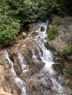 山间灵动小瀑布景观