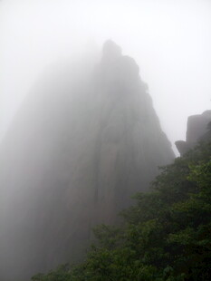 云雾缭绕的巍峨山峰