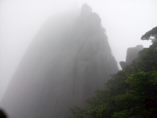 云雾缭绕中的巍峨山峰