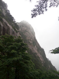 云雾缭绕的巍峨青山