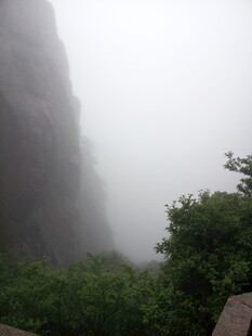 云雾缭绕的山间景致