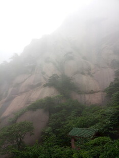 云雾缭绕的山间景色