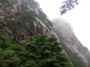 云雾缭绕的峻峭山峰