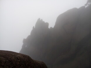云雾缭绕的险峻山峰