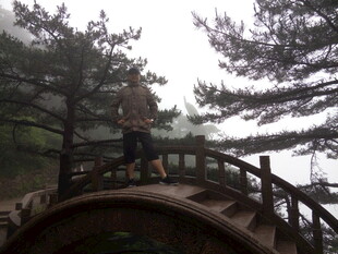 湖畔木桥漫步景