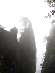 云雾缭绕的险峻山峰