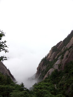 云雾缭绕的壮美山峰景色