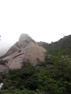 云雾缭绕的巍峨山峰