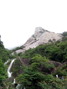 山间瀑布与葱郁植被景观