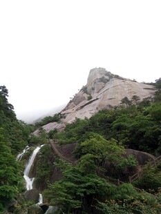 山间瀑布与巍峨山峰景观