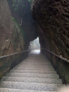 山间幽径石阶穿行于巨石间