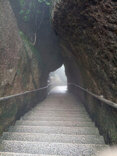 山间石缝中的蜿蜒石阶