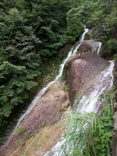 山间飞瀑 绿意环绕的美景