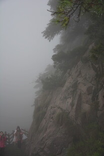 雾中登山景