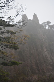 云雾缭绕的巍峨山峰