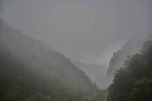 山间迷雾中的朦胧景致