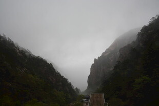 云雾缭绕的山间公路