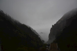 云雾缭绕的山间峡谷