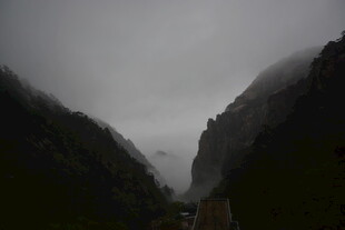 云雾缭绕的山谷景观