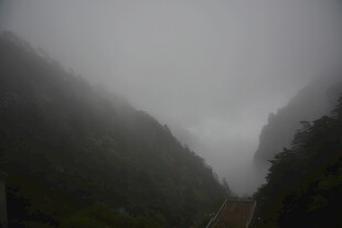 山间云雾缭绕的神秘景象