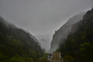 云雾缭绕的山间公路