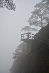 雾中悬崖栈道景观