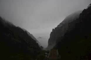 云雾缭绕的山间道路