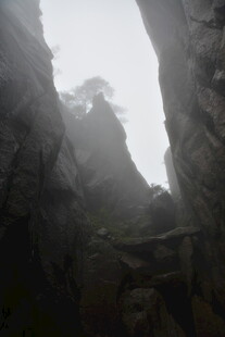 云雾缭绕中的险峻山景