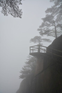 雾中悬崖观景台