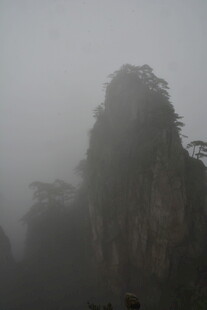 云雾缭绕的险峻山峰
