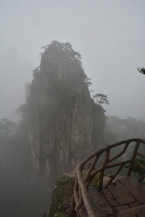 雾中奇峰与观景栈道