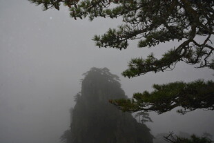 云雾缭绕中的峻峭山峰