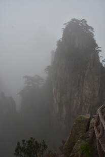 雾中峻峭山峰景观