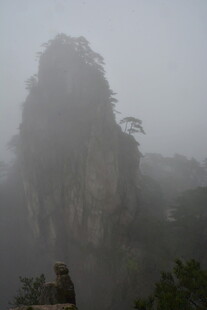 云雾缭绕中的巍峨山峰