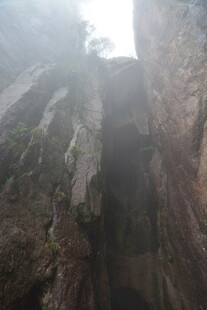 云雾缭绕的险峻山间景色