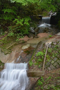 山间溪流瀑布绿意景致