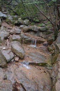 山间溪流处的嶙峋怪石