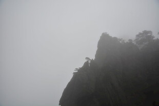 雾中峻峭山峰