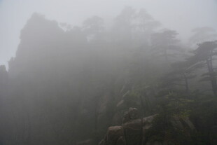雾中朦胧的山峦景色