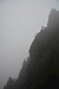 云雾缭绕的巍峨山峰