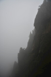 云雾缭绕的陡峭山峰