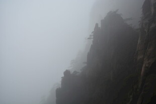雾中峻峭山峰