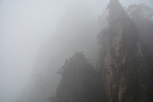 云雾缭绕的险峻山峰