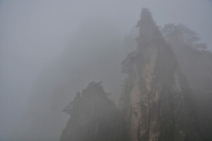 雾中峻峭山峰