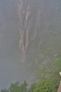 雾中险峻山景