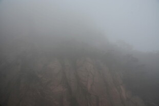 雾中朦胧的嶙峋山石